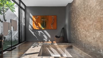 Habitación de lujo | Baño | Artículos de higiene personal gratuitos, secador de pelo y zapatillas