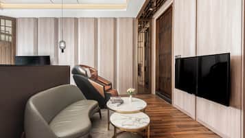 Minibar, decoración personalizada, muebles diferentes y escritorio