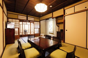 Townhouse (East) | Living area | Flat-screen TV