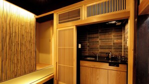 Una cocina moderna con armarios de madera, encimera negra y salpicadero de azulejos.