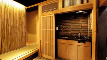 Casa tradicional (East) | Cocineta privada | Refrigerador, microondas, tetera eléctrica y utensilios de cocina