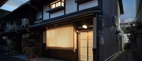 Fachada da propriedade à noite