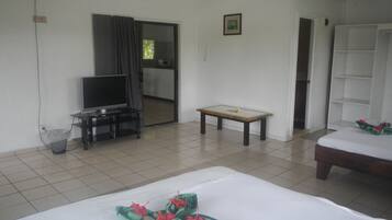 Family Room | Desk, WiFi, bed sheets