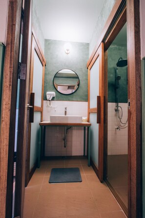 Family Quadruple Room | Bathroom | Shower, rainfall showerhead, free toiletries, hair dryer - Muan Hostel (Chiang Mai)