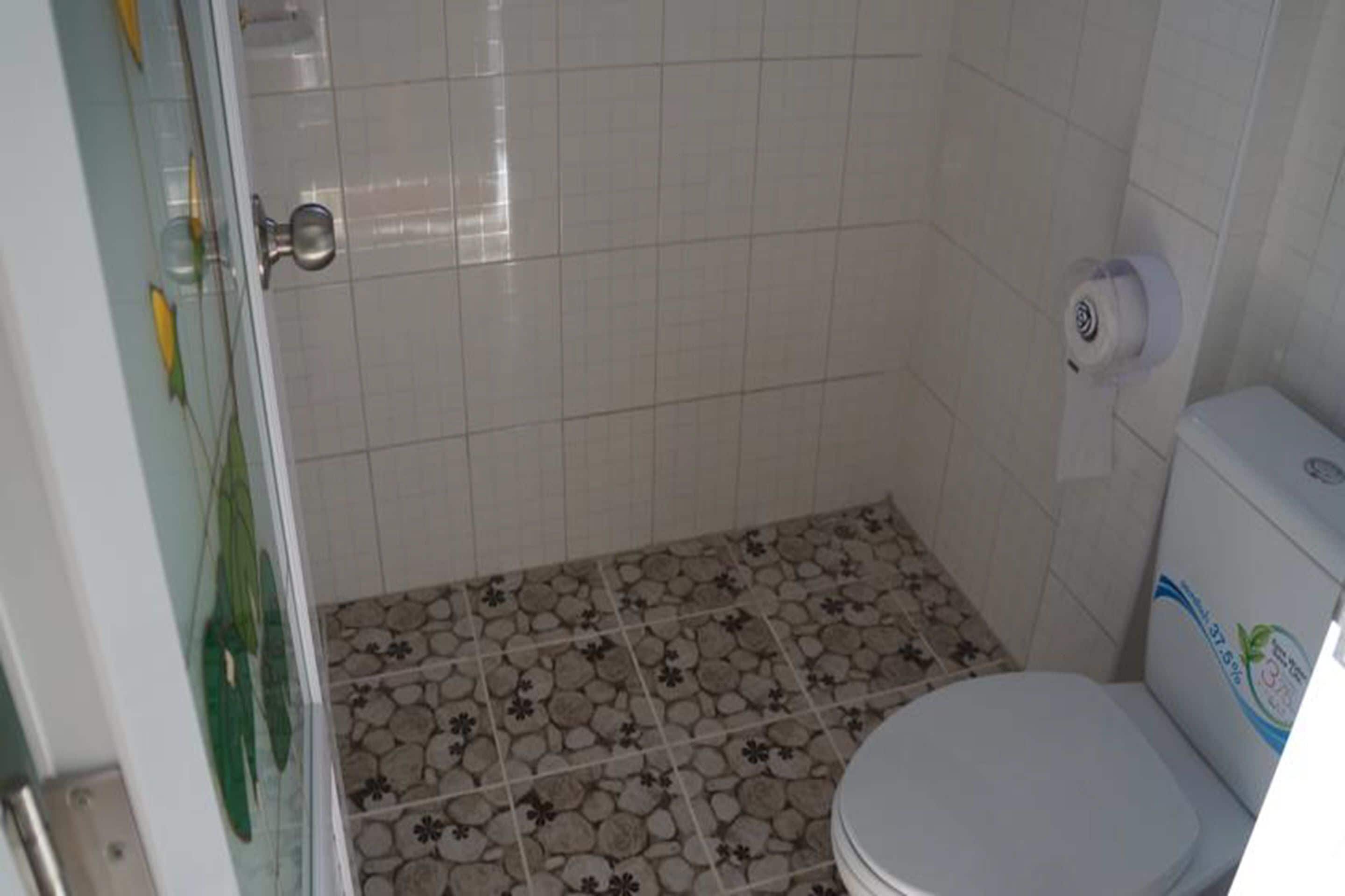 double or twin room with sea view | bathroom | shower, free toiletries, bidet, towels