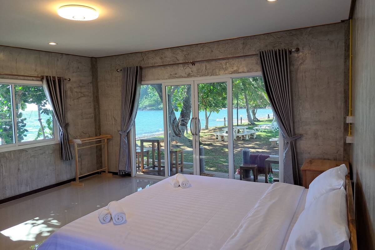 Double or Twin Room with Sea View | Desk, blackout curtains, free WiFi, bed sheets