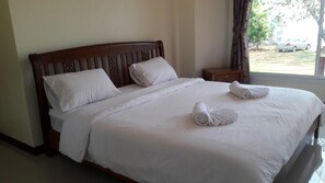 Escritorio, cortinas blackout, wifi gratis y ropa de cama 