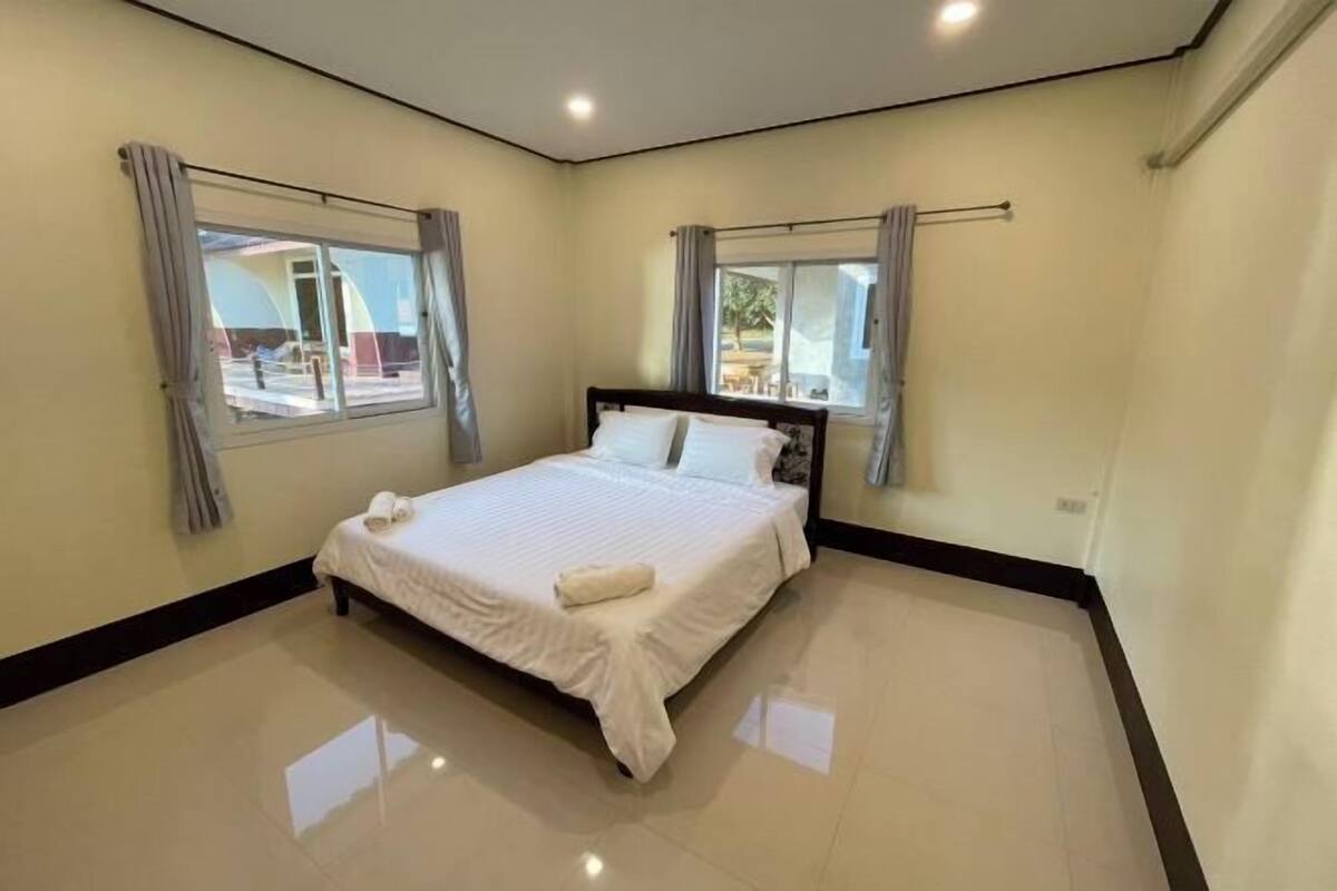 Escritorio, cortinas opacas, wifi gratis y ropa de cama