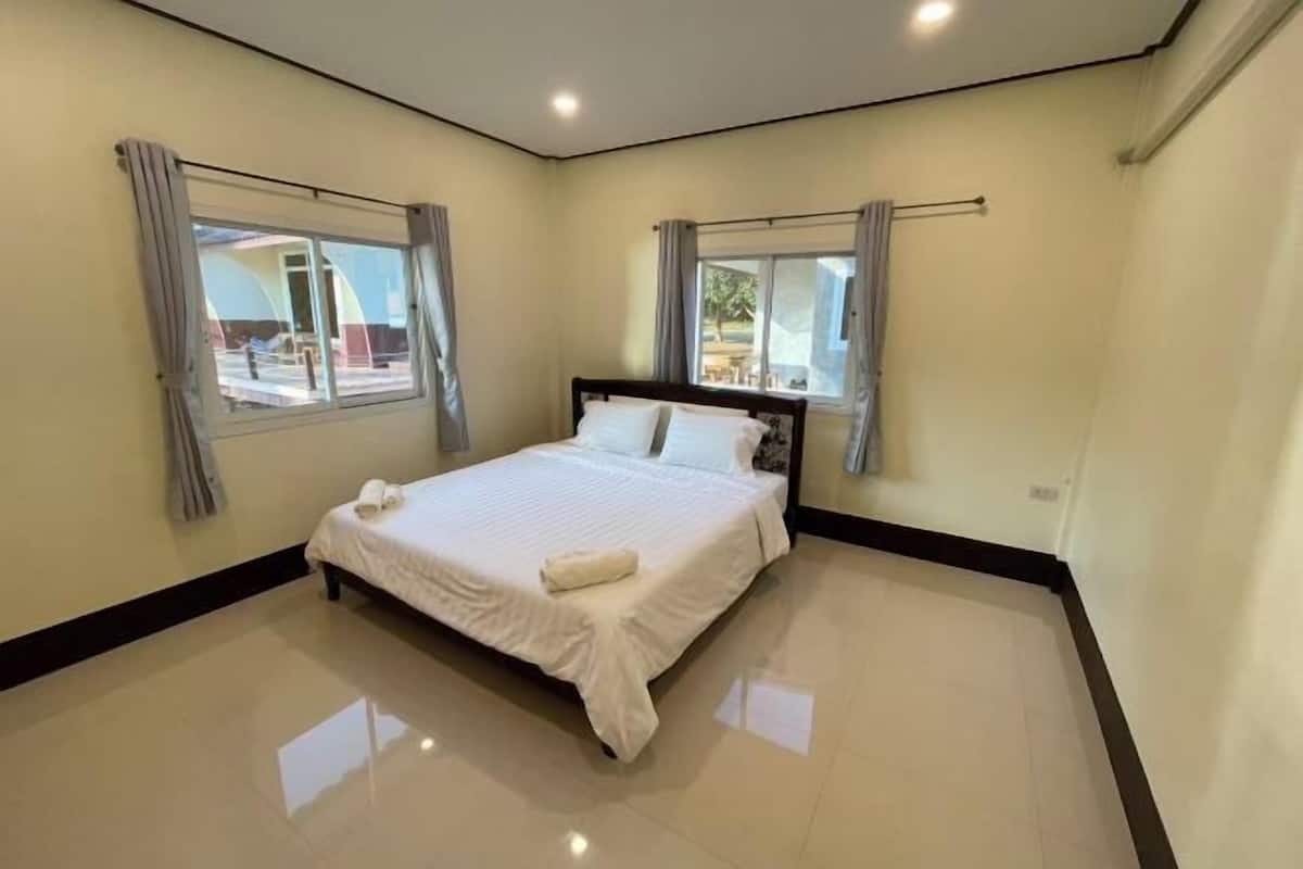 Escritorio, cortinas opacas, camas supletorias y wifi gratis