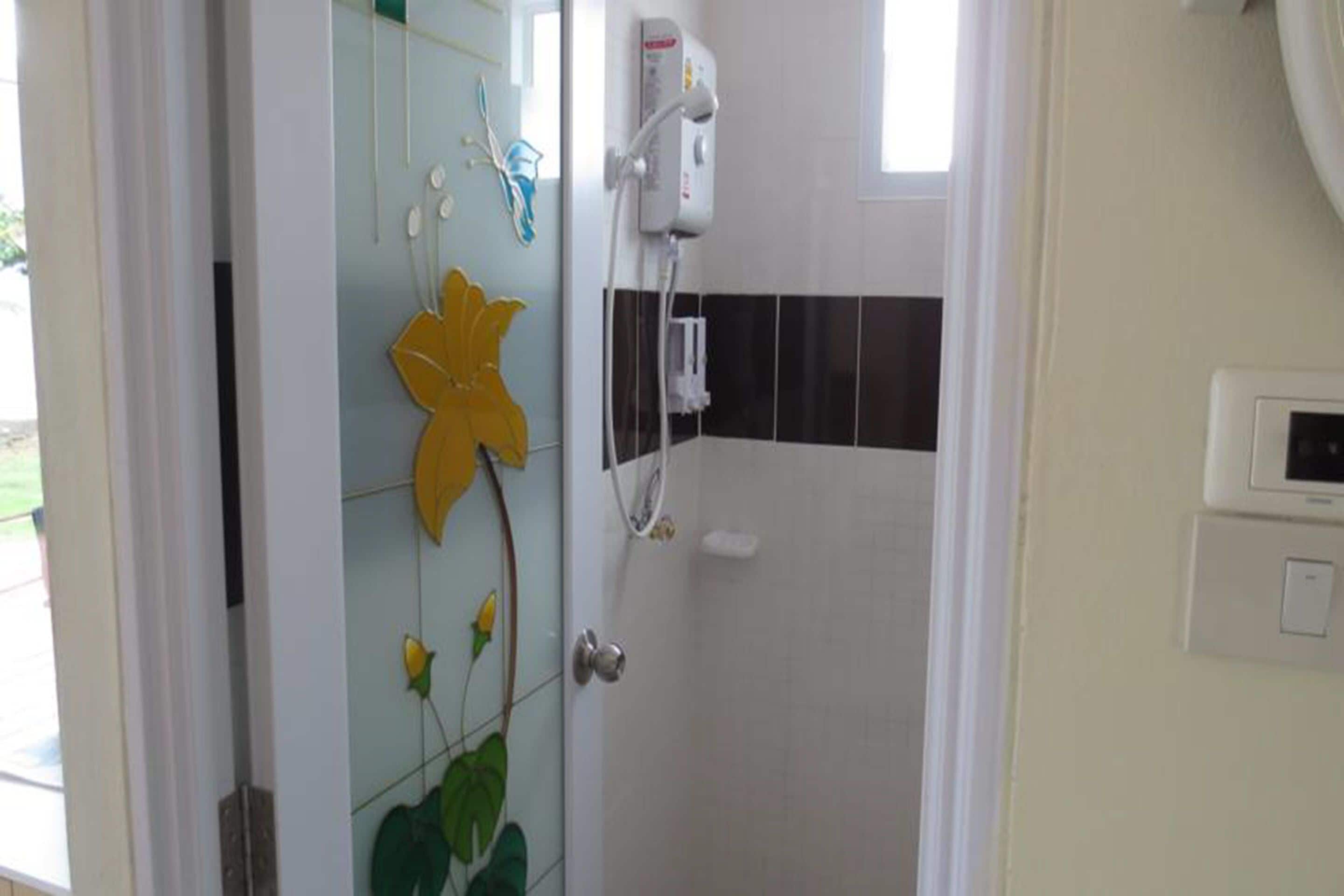 double or twin room with sea view | bathroom shower