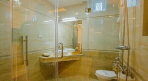 Douche, articles de toilette gratuits, sèche-cheveux, peignoirs