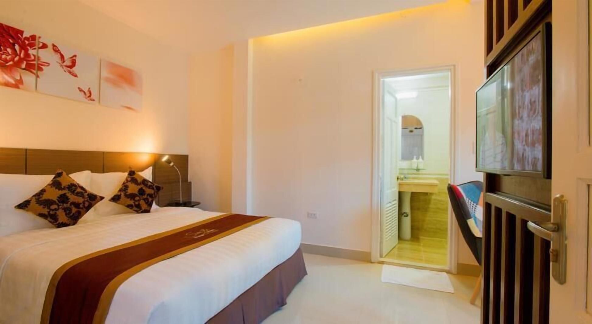 Minibar, desk, free WiFi, bed sheets