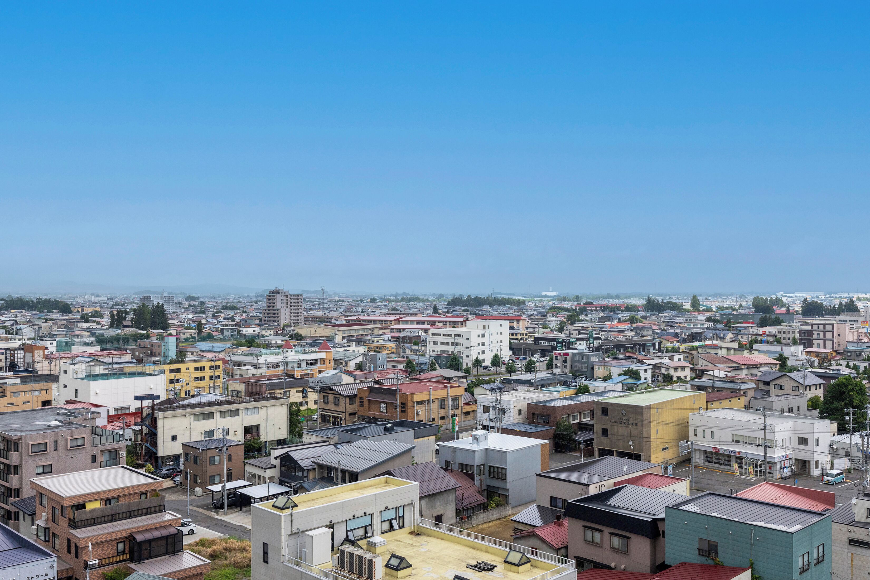 Une zone urbaine densément peuplée, caractérisée par une grande diversité de types de bâtiments et par la présence de toits plats.
