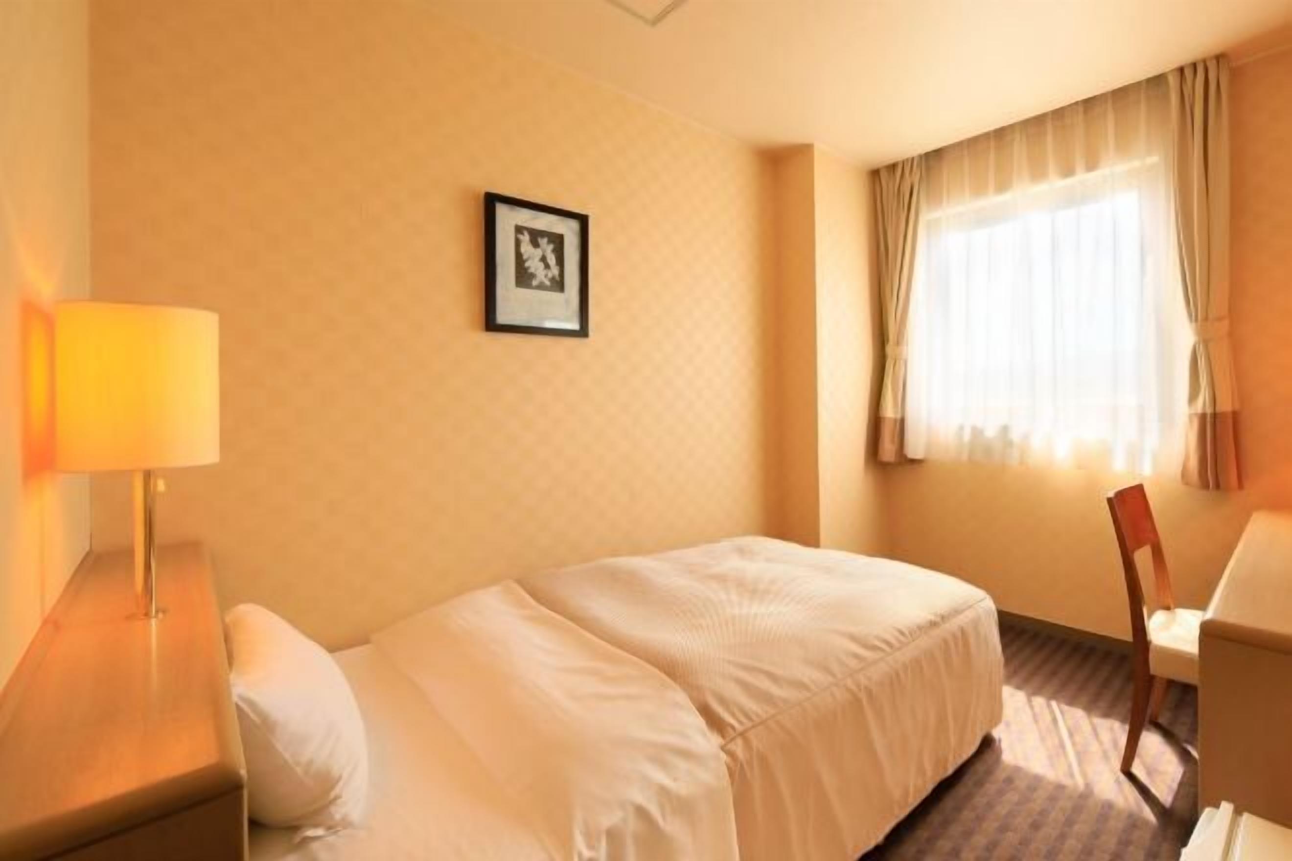 Escritorio, espacio para trabajar con laptop y cortinas blackout 