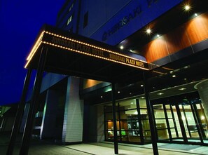 Fachada de la propiedad por la tarde o noche