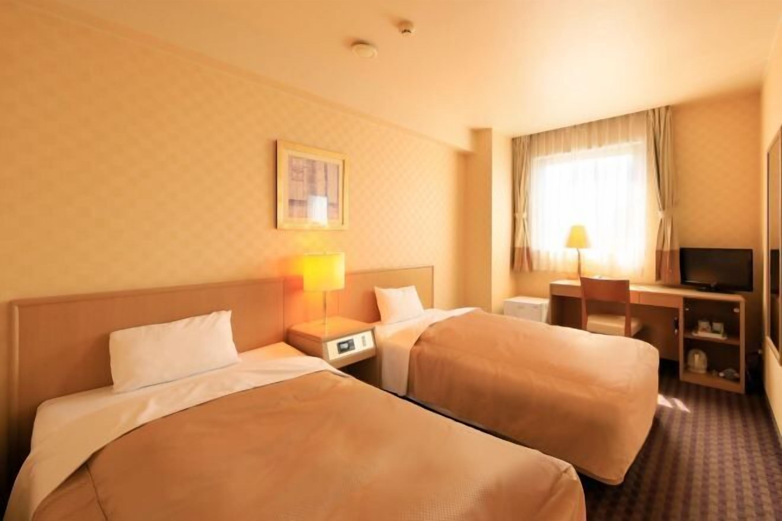 Escritorio, espacio para trabajar con laptop y cortinas blackout 