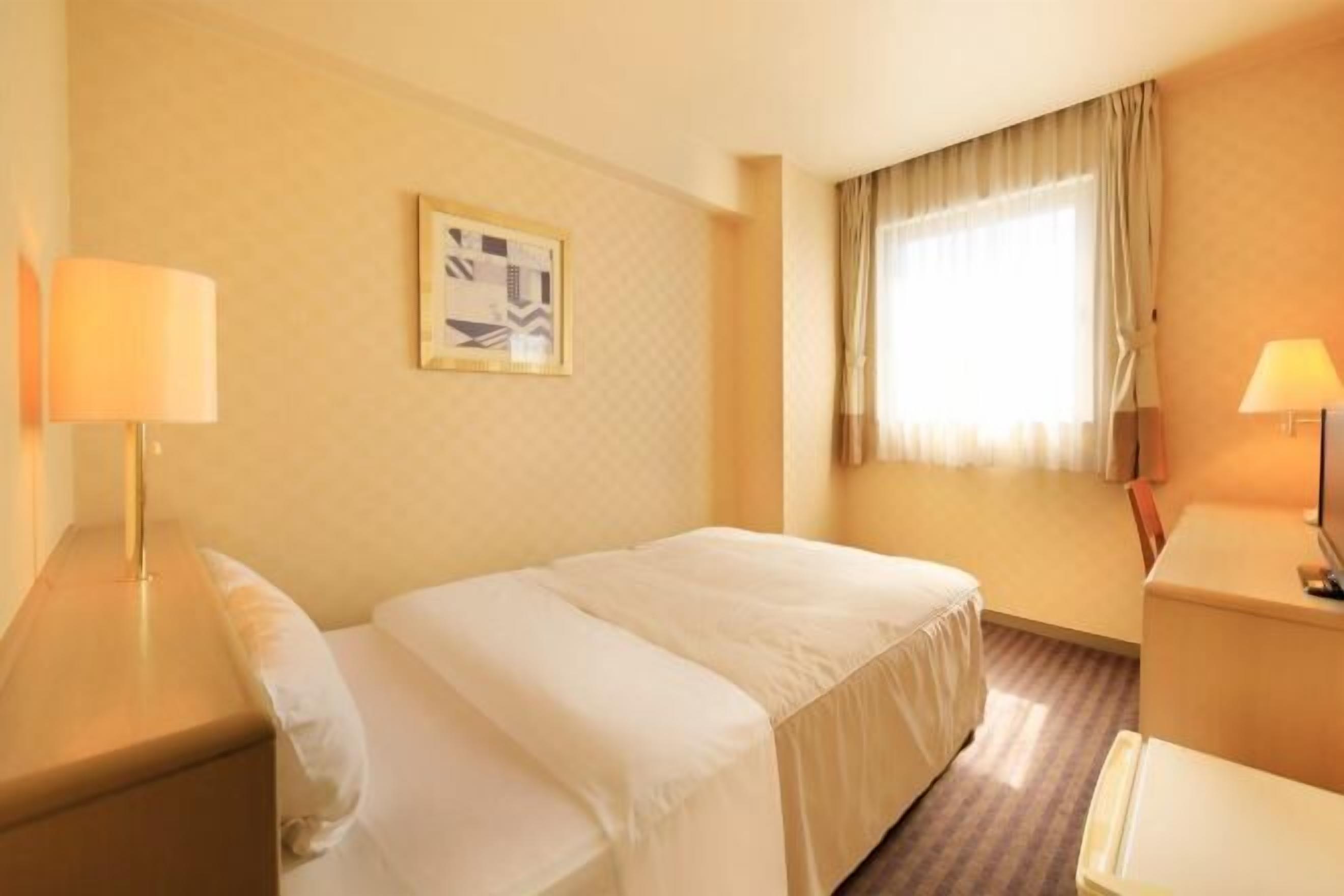 Escritorio, espacio para trabajar con laptop y cortinas blackout 