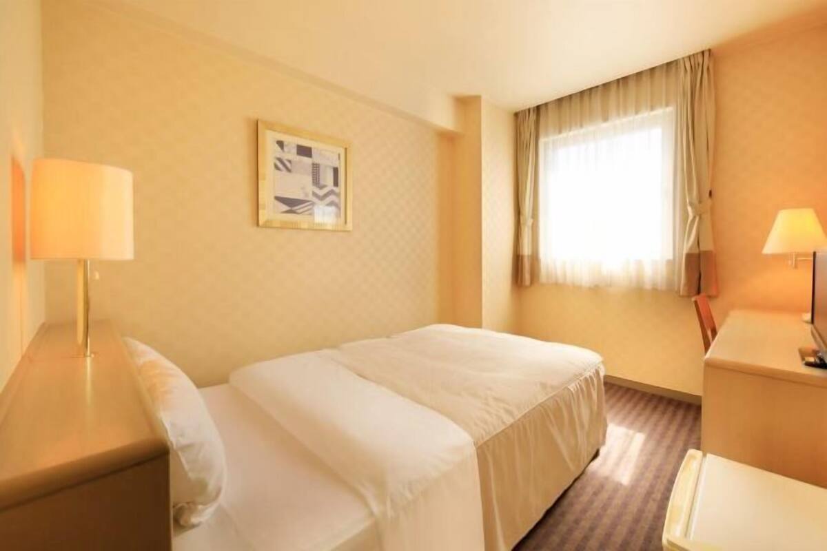 Bàn, khu vực làm việc phù hợp cho laptop, màn/rèm cản sáng