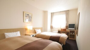 Une chambre d’hôtel avec deux lits, un bureau, une télévision et une fenêtre avec des rideaux.