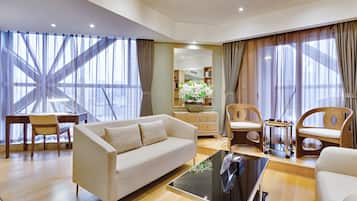 Deluxe Suite | In-room safe, desk, blackout drapes, iron/ironing board