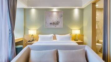 Quarto casal panorâmico | Cofres nos quartos, escrivaninha, cortinas blackout