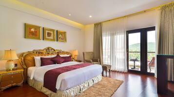 Minibar, Zimmersafe, individuell eingerichtet, Schreibtisch