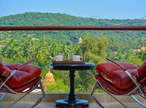 Presidential Suite, 1 King Bed, Bathtub, Pool View