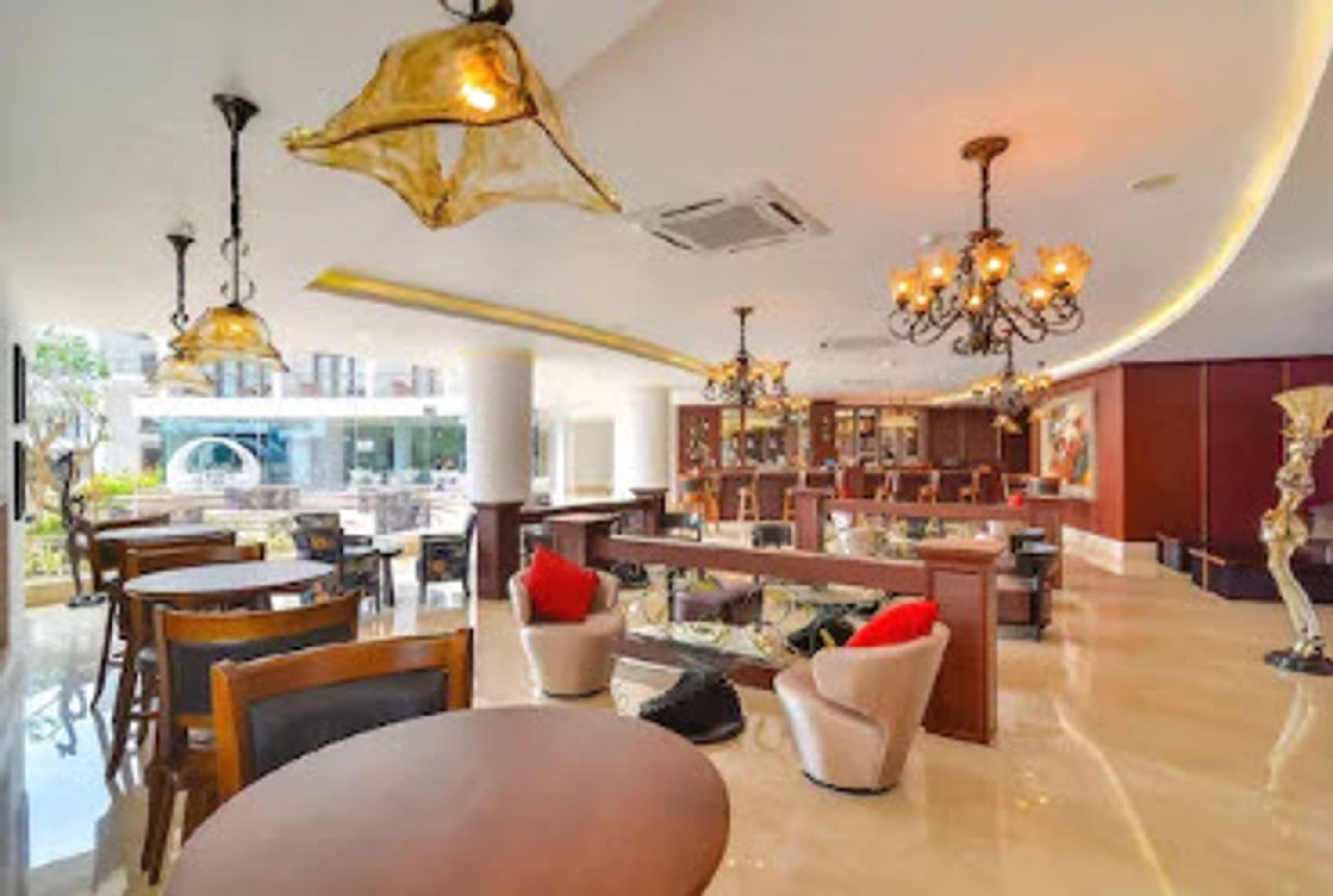 2 bars/lounges, poolside bar