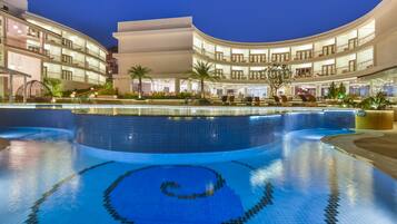 Outdoor pool, pool loungers