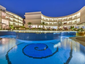 Outdoor pool, sun loungers - Park Regis Goa (Arpora)