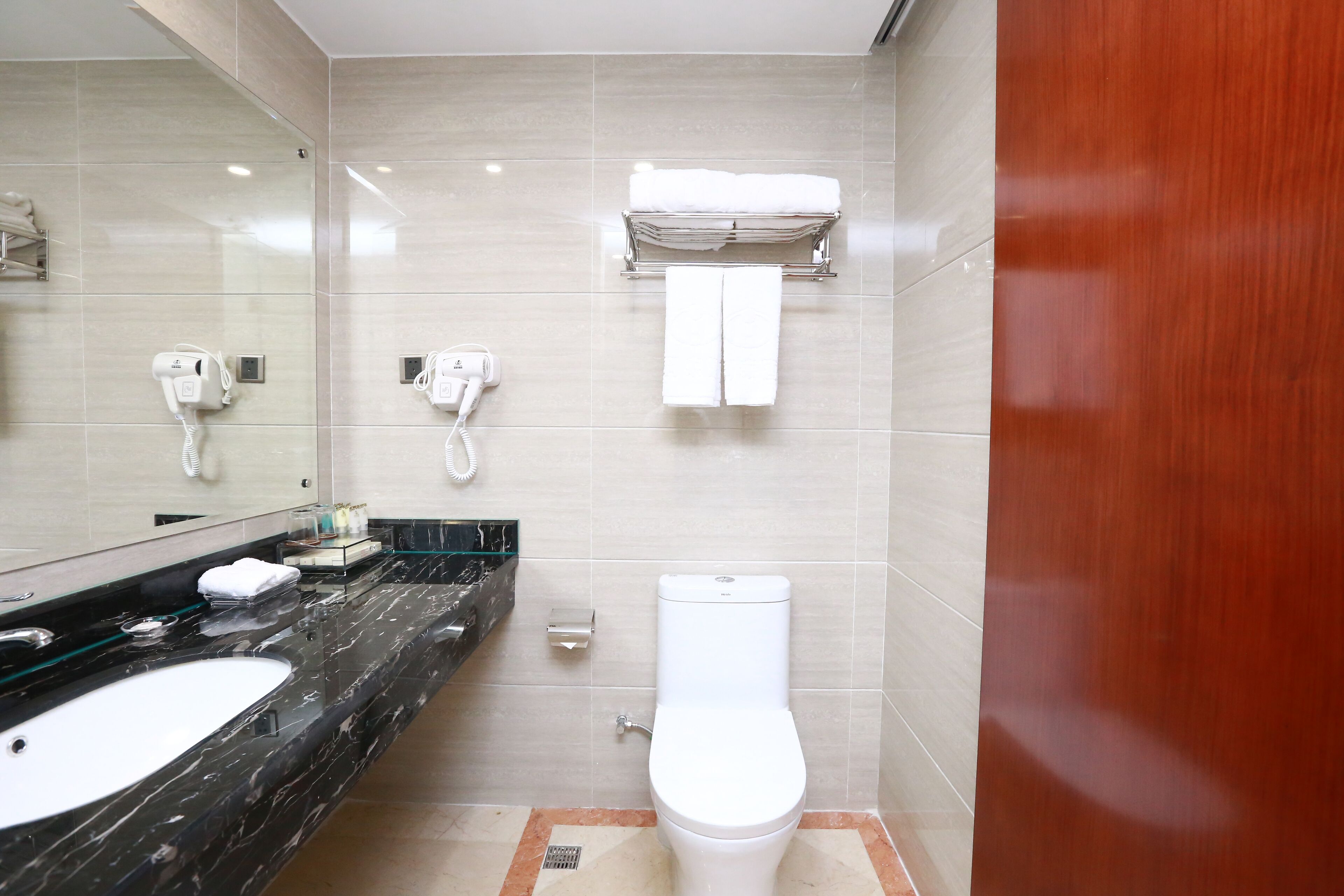 Deluxe Twin Room | Bathroom | Free toiletries, hair dryer, bathrobes, slippers