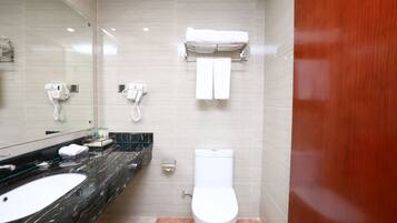 Deluxe Twin Room | Bathroom | Free toiletries, hair dryer, bathrobes, slippers