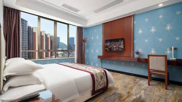 Executive Suite | 1 bedroom, minibar, in-room safe, desk