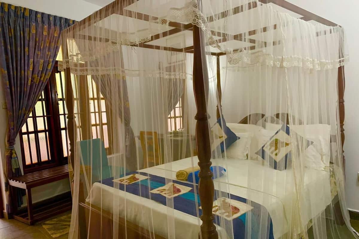 Chambre supérieure double, vue sur le jardin | Coffre-fort, décor unique, ameublement unique, bureau