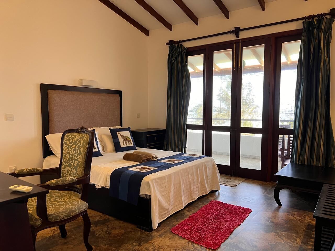 Appartamento familiare | Con stile personalizzato, con arredamento individuale, una scrivania