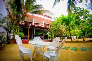 Hi ha 2 restaurants amb plats de cuina internacional 