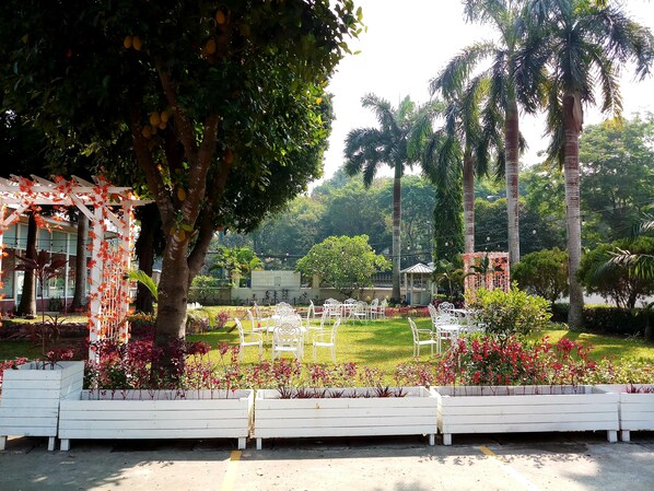 Daily cooked-to-order breakfast (USD 20 per person)