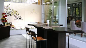 Un comedor moderno con barra, asientos y vistas amplias a través de grandes ventanales.