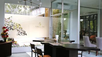 Breakfast, lunch, dinner served; Thai cuisine