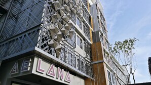 Un edificio con fachada geométrica y el nombre "LANA" en grande.