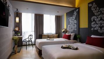 Minibar, coffres-forts dans les chambres, bureau, rideaux occultants