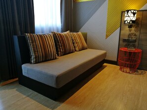 Deluxe Double or Twin Room, 1 Bedroom, City View | Living area | 32-inch LCD TV with cable channels, TV - Ae Lana Chiang Mai Hotel (Chiang Mai)