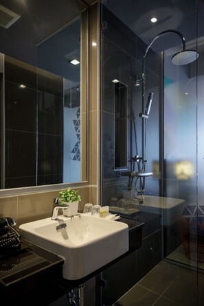 Shower, free toiletries, hair dryer, bathrobes - Ae Lana Chiang Mai Hotel (Chiang Mai)
