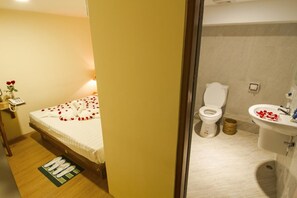 Standard Double Room | Meja, Wi-fi percuma 