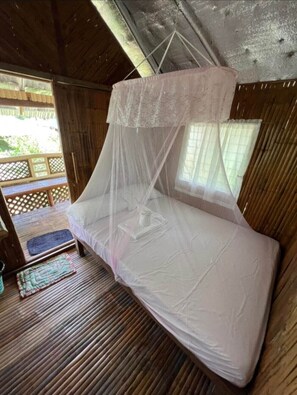 Schreibtisch, laptopgeeigneter Arbeitsplatz, Bettwäsche