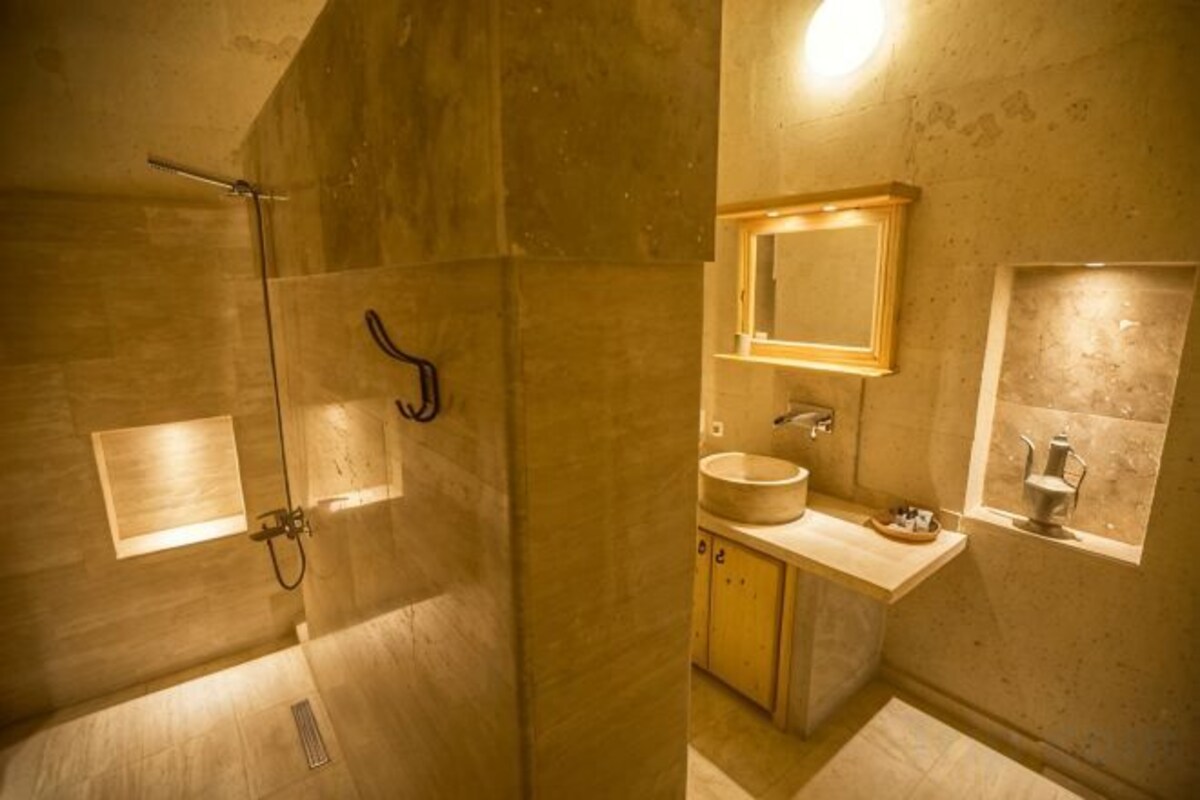 Bathroom | Shower, rainfall showerhead, free toiletries, hair dryer