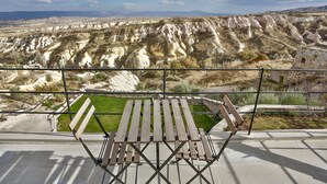A balcony with a view of a rocky landscape. - Kistar Cave Hotel (Nevsehir)