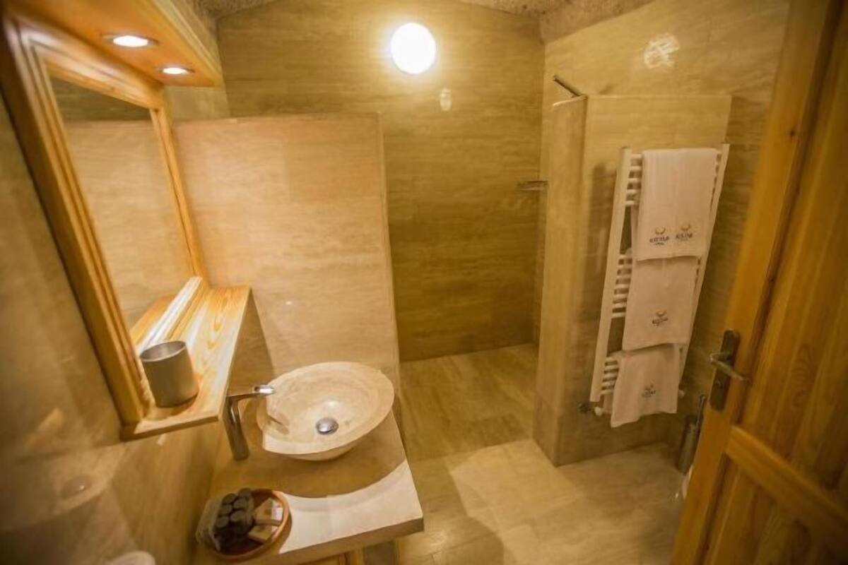 Salle de bain | Douche, douche à « effet pluie », articles de toilette gratuits