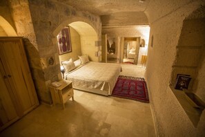 Familien-Suite | Minibar, Zimmersafe, individuell dekoriert, individuell eingerichtet