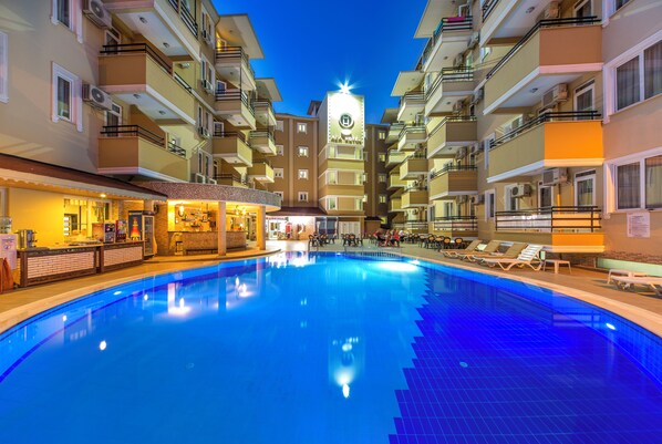 Outdoor pool, open 8:00 AM to 6:00 PM, pool umbrellas, sun loungers - Kleopatra Ada Hotel (Alanya)